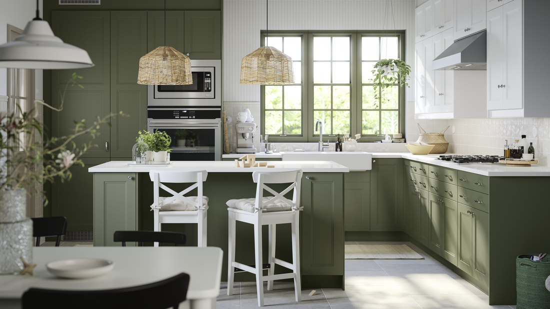 bucatarie ikea verde olive blat alb scaune albe inalte
