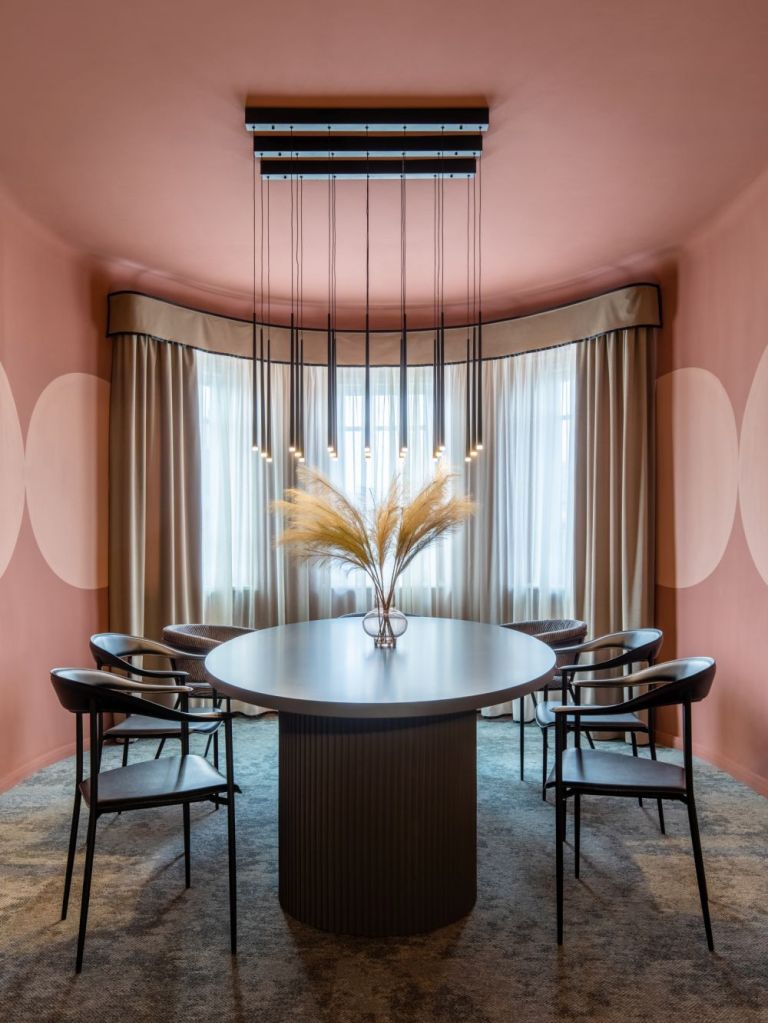 sala intalniri rosie amenajare alina vilcu