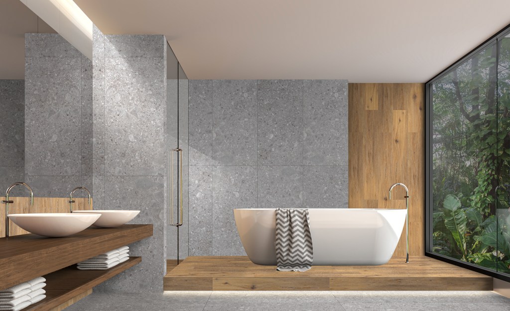 amenajare baie moderna cu ceramica cesarom ceppo di gre si placi cu model de lemn cada freestanding si lavoar pe blat