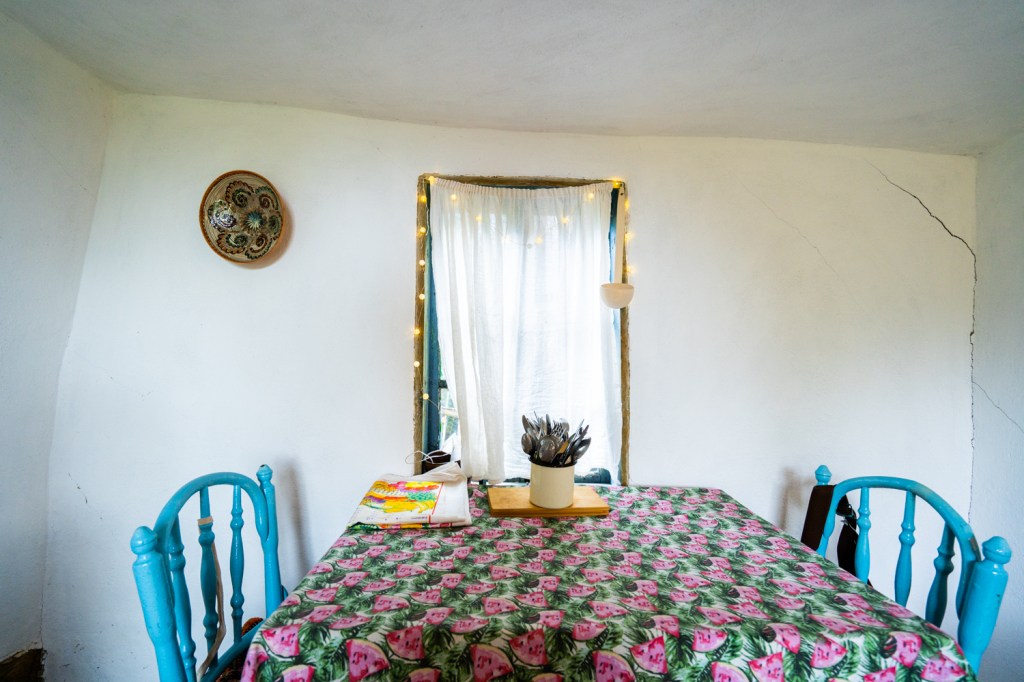 camera cu masa casa chirpici buzau