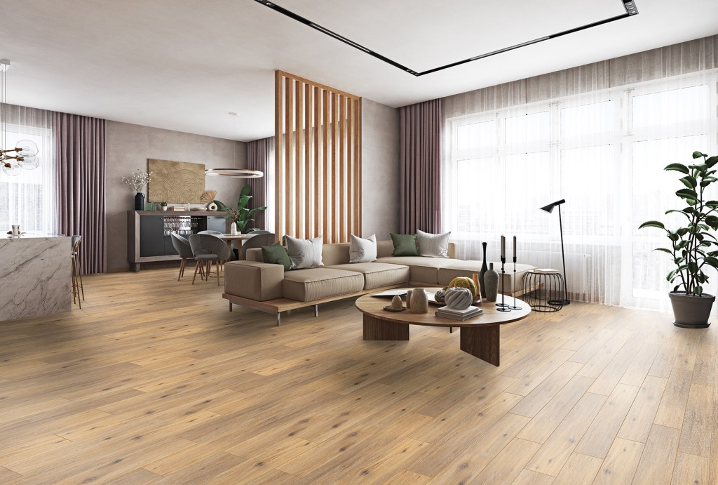 living cu bucatarie open space amenajat cu placi ceramice rovere format parchet riflaje din lemn canapea cu sezlong bej si masuta de cafea