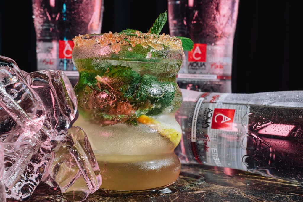 cocktail virgin mohito cu superbule aqua carpatica forte in pahar cu condens