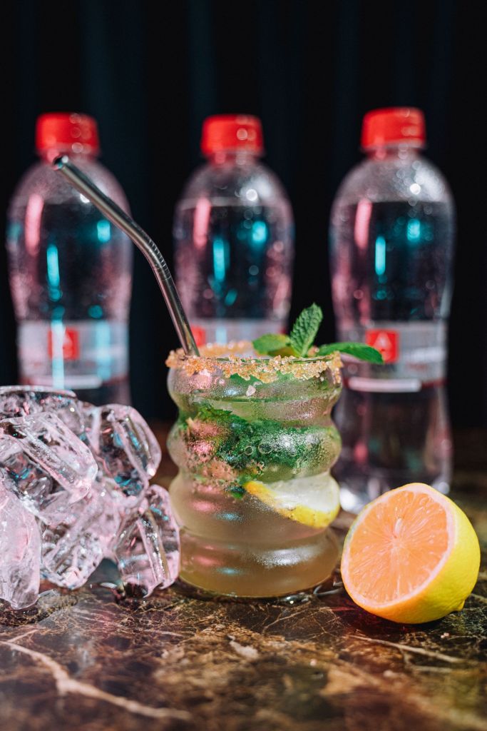 retete cocktail fara alcool virgin mohito cu suc de lamaie si apa minerala naturala aqua carpatica forte cu superbule