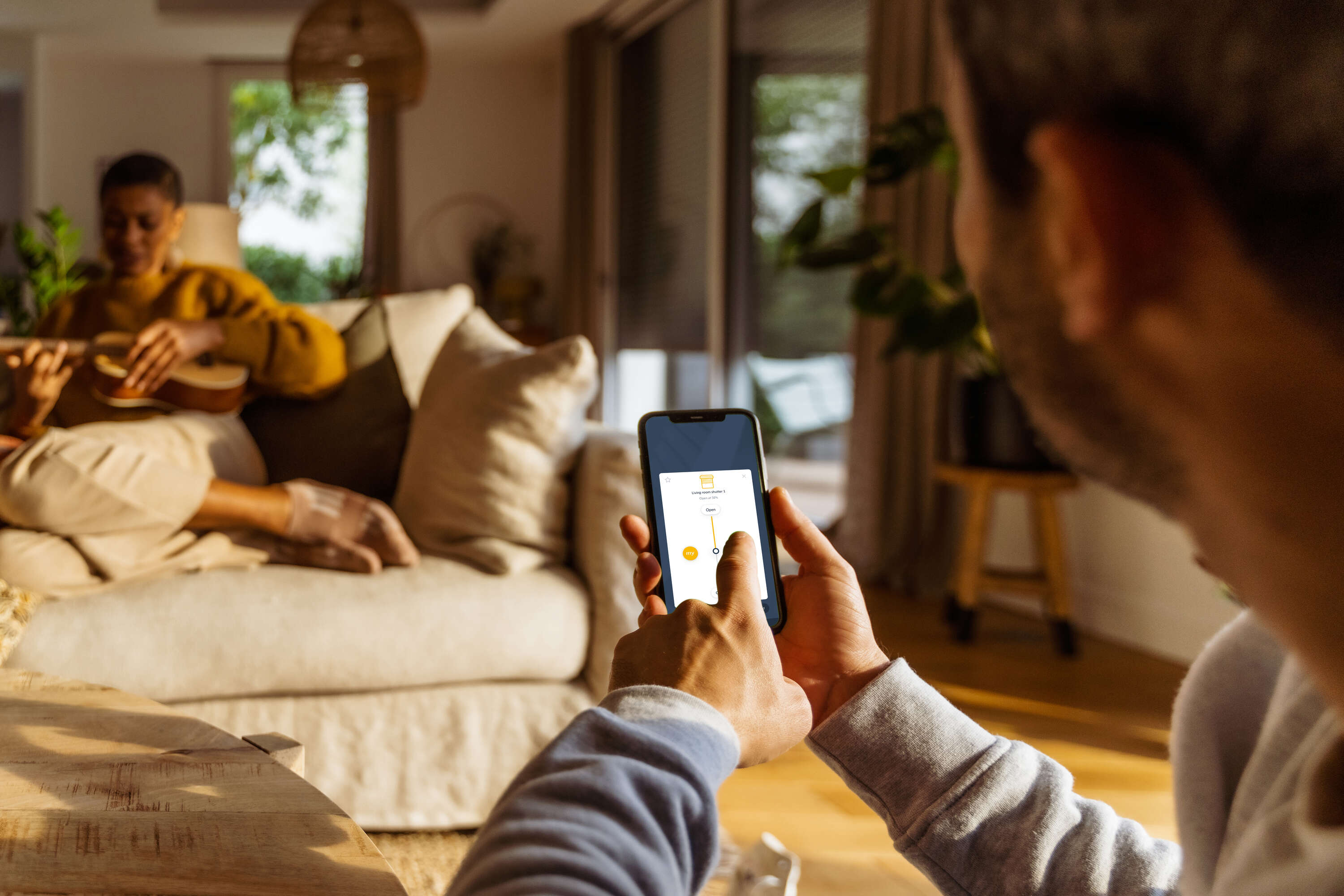 control al casei smart home tehnologie somfy amenajare living cuplu