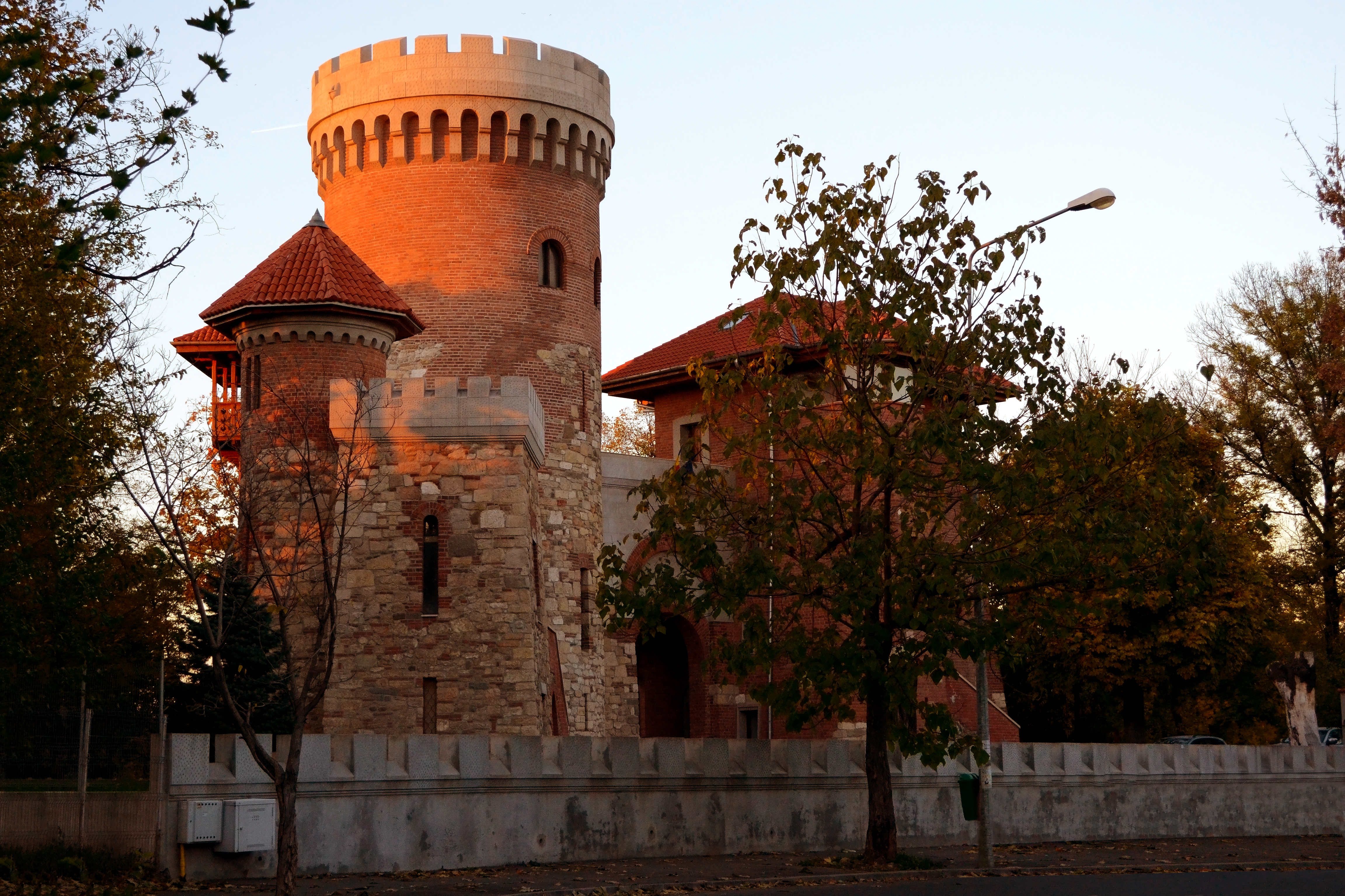 castelul vlad tepes din parcul carol din bucuresti surprins la apus