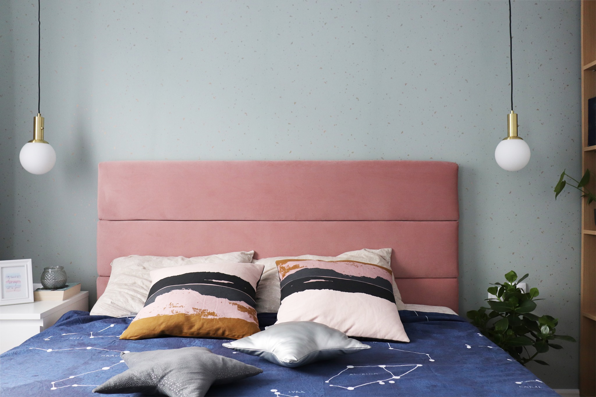 apartament învechit si întunecat a devenit modern si luminos dormitor asternut albastru pat cu tablie roz perete cu tapet bleu