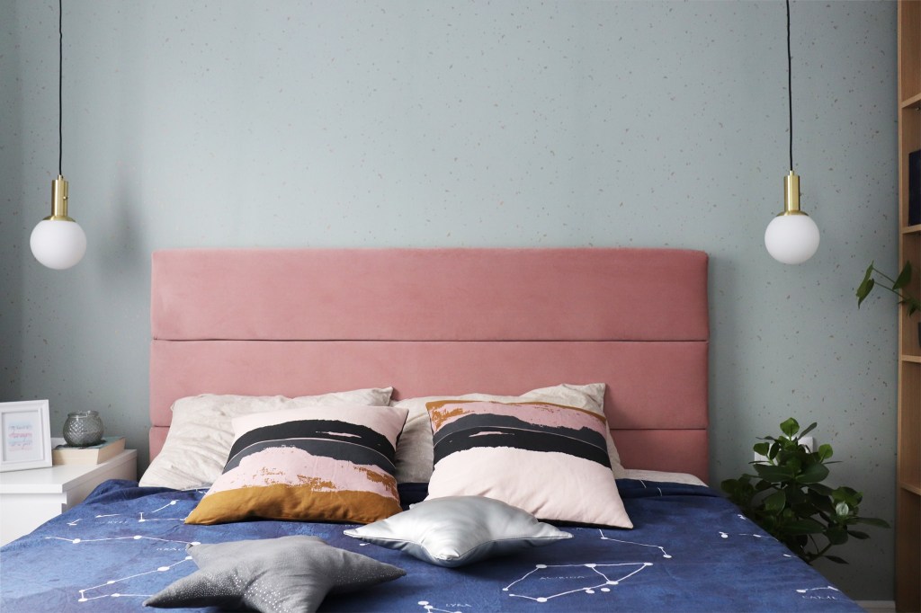apartament învechit si întunecat a devenit modern si luminos dormitor asternut albastru pat cu tablie roz perete cu tapet bleu