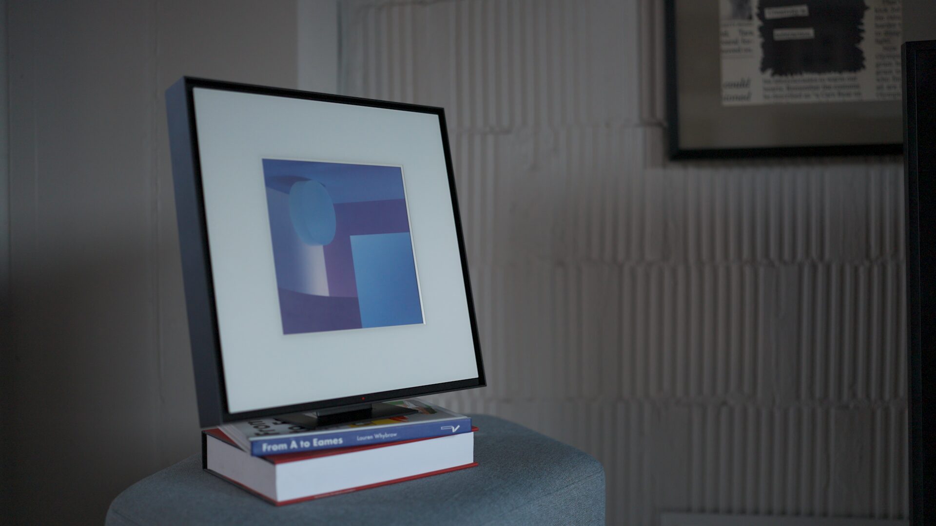 boxa wireless Music frame pe un taburet