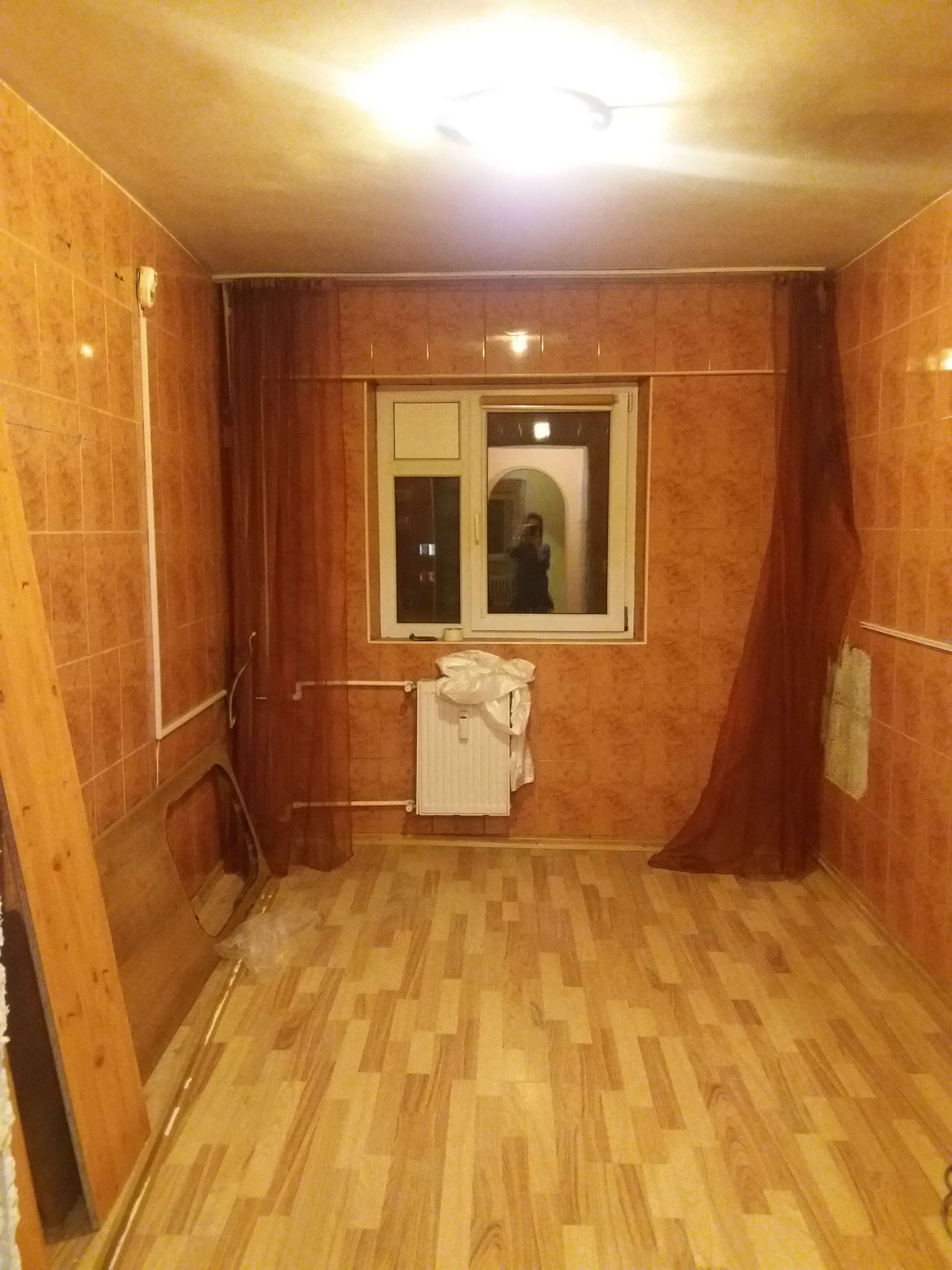 apartament invechit si intunecat devenit modern si luminos bucatarie