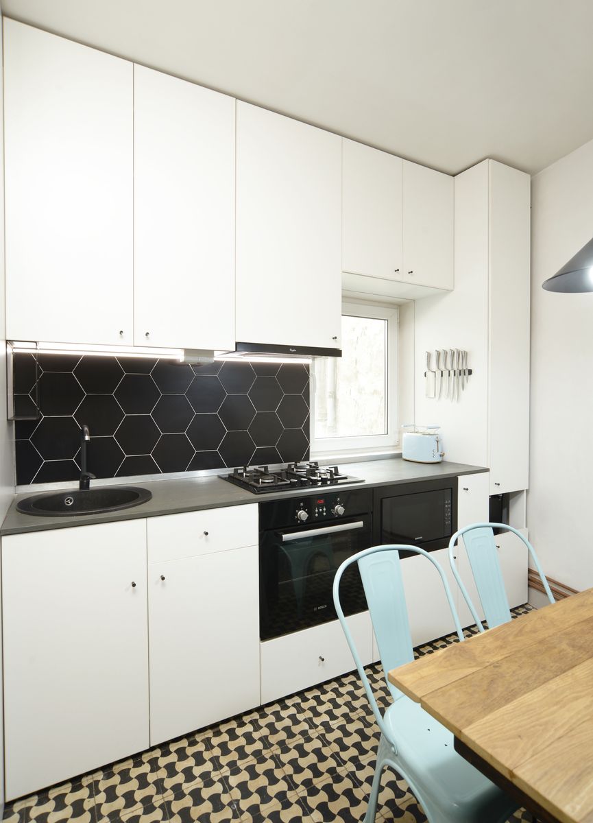 apartamentul unui tanar chitarist mobilat in familie bucatarie