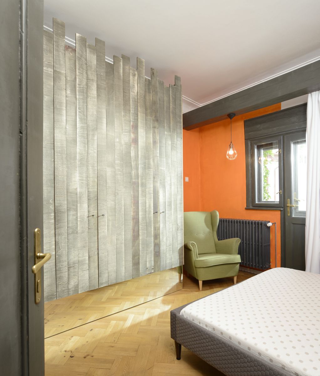 apartamentul unui tanar chitarist mobilat in familie dormitor renovat