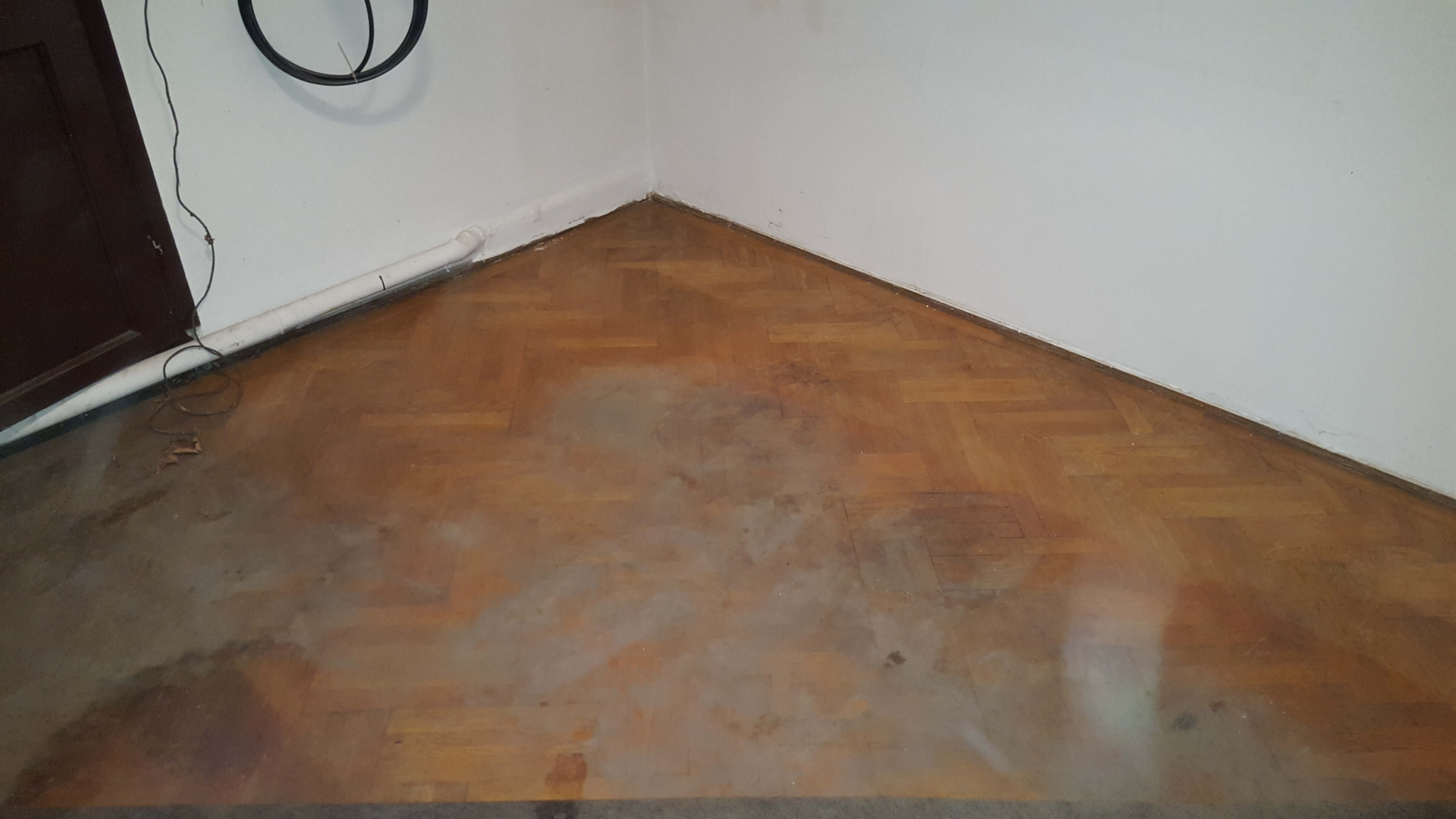 apartamentul unui tanar chitarist mobilat in familie parchet