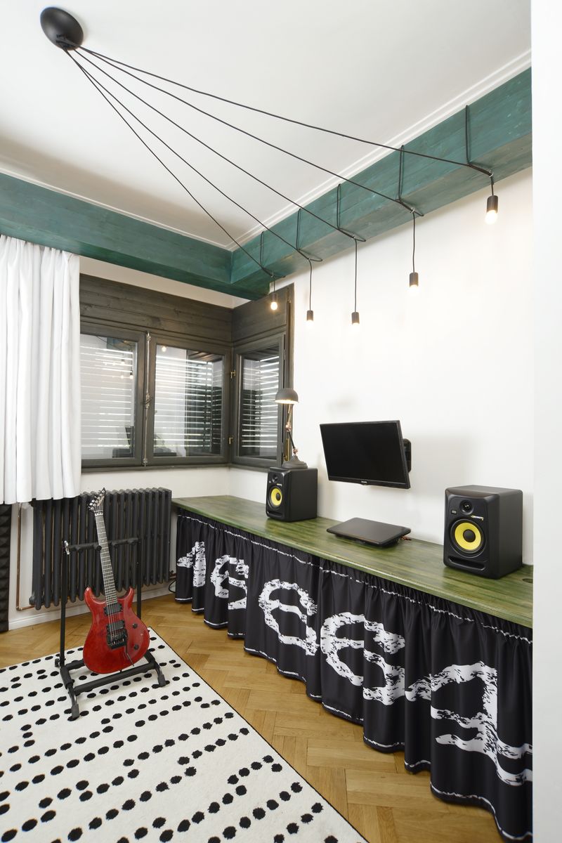 apartamentul unui tanar chitarist mobilat in familie studio chitara detaliu