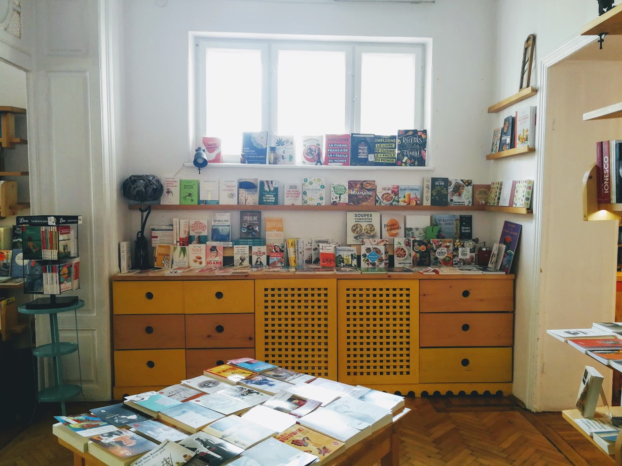 interior librarie Kyralina