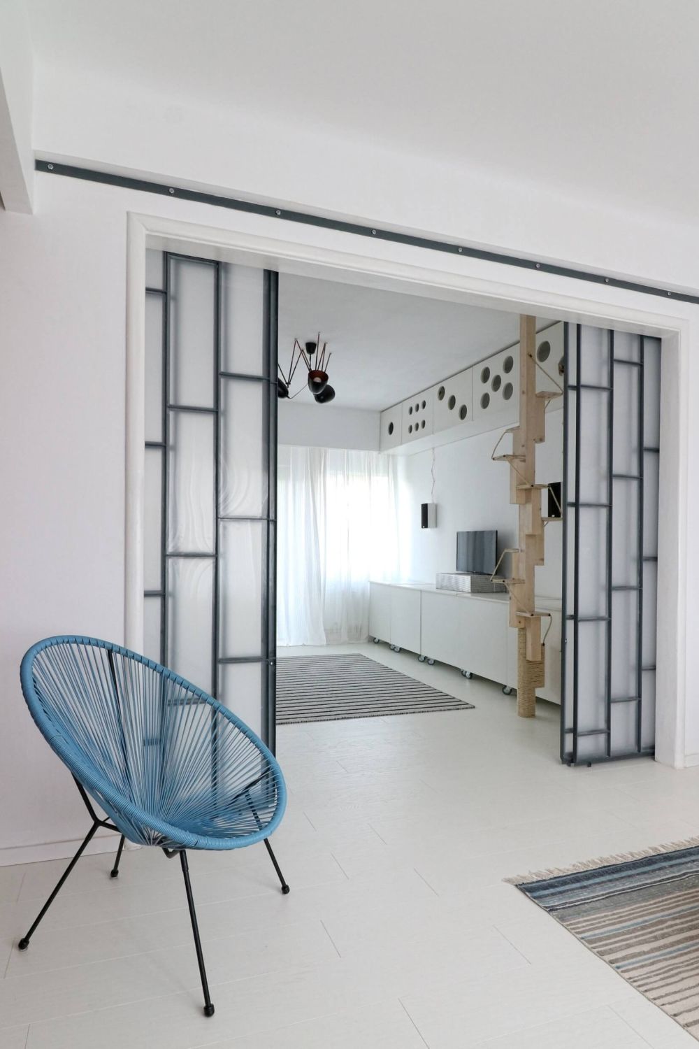 studio foto apartament living cu usi glisante
