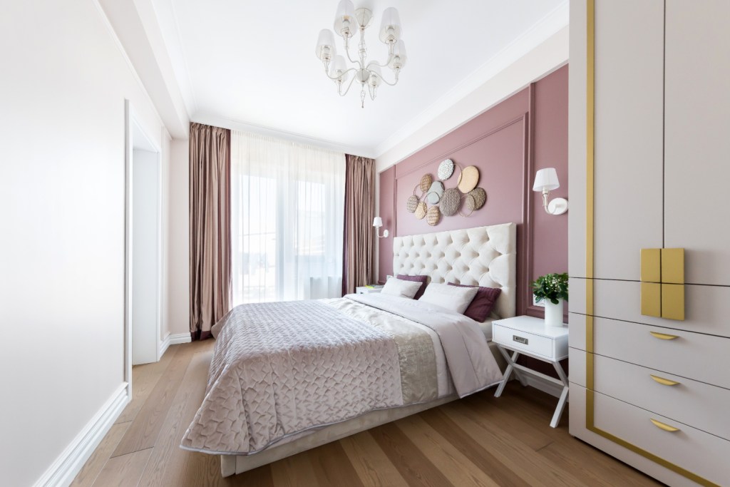 Amenajare dormitor cu roz și alb. Acasă la Natalia Berezovskaia - Creativ Interior - The Famous Design (1)