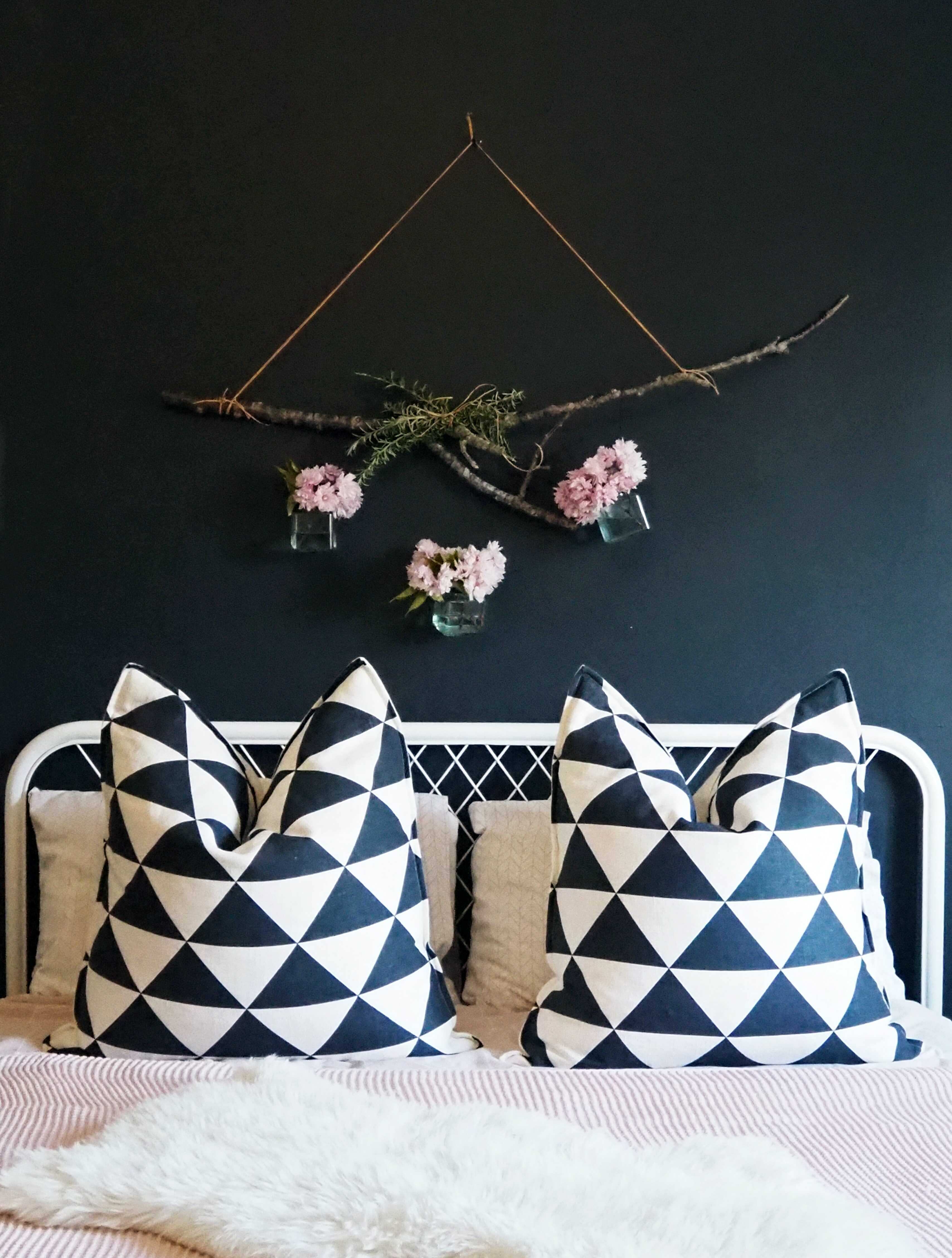 decor diy flori deasupra patului