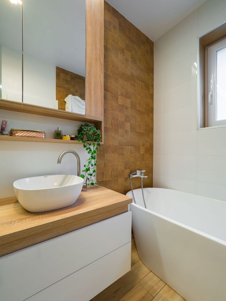 Baie cu cadă freestanding, gresie și faianță care imită lemnul