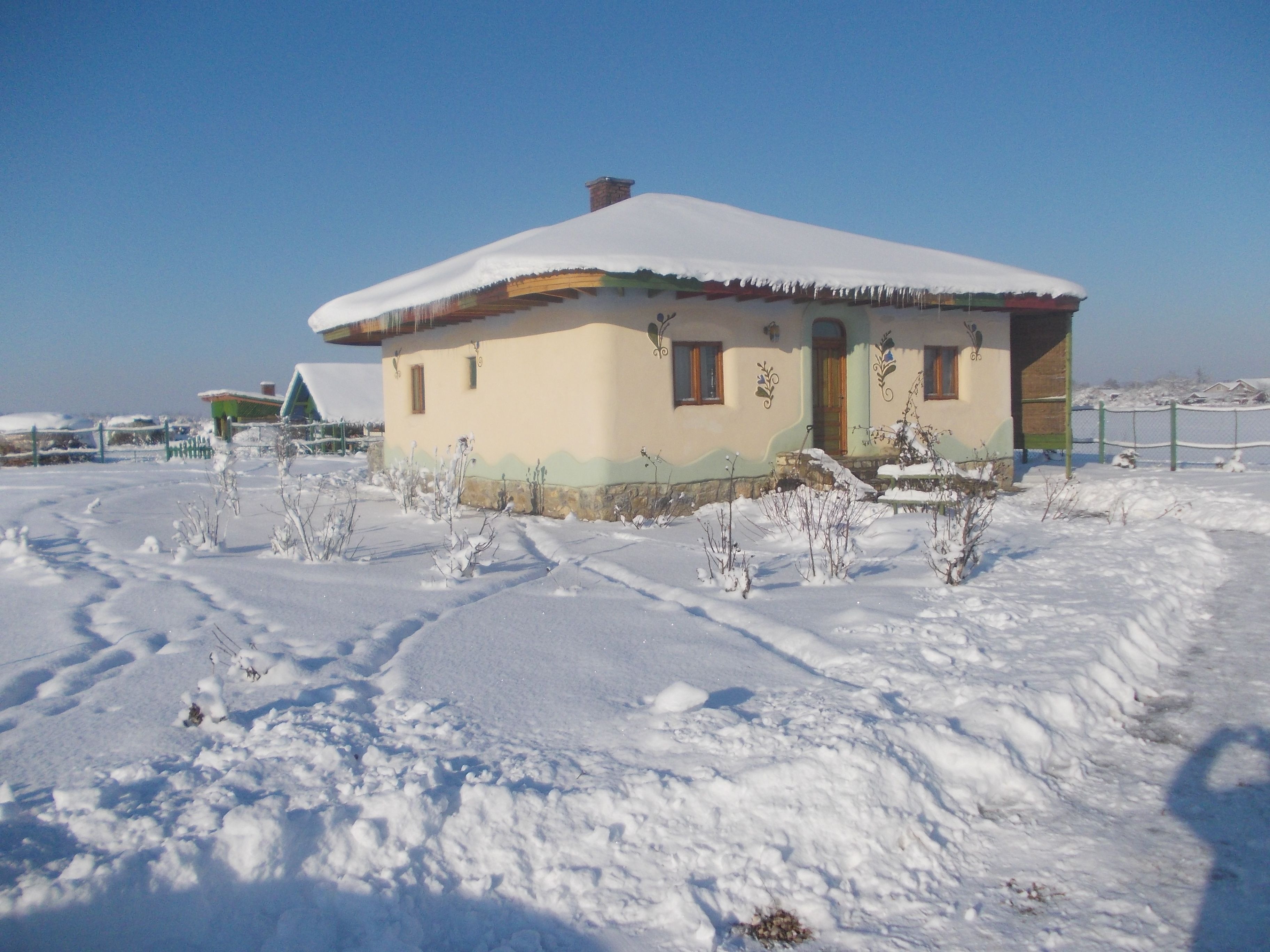 casă din chirpici peisaj de iarnă lovedeco