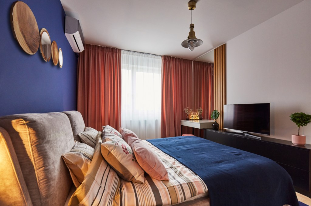 Dormitor vopsit cu albastru clasic, culoarea Pantone a anului 2020 - Classic Blue. Amenajare apartament două camere București, arh. int. Cristina Micu interior (2)