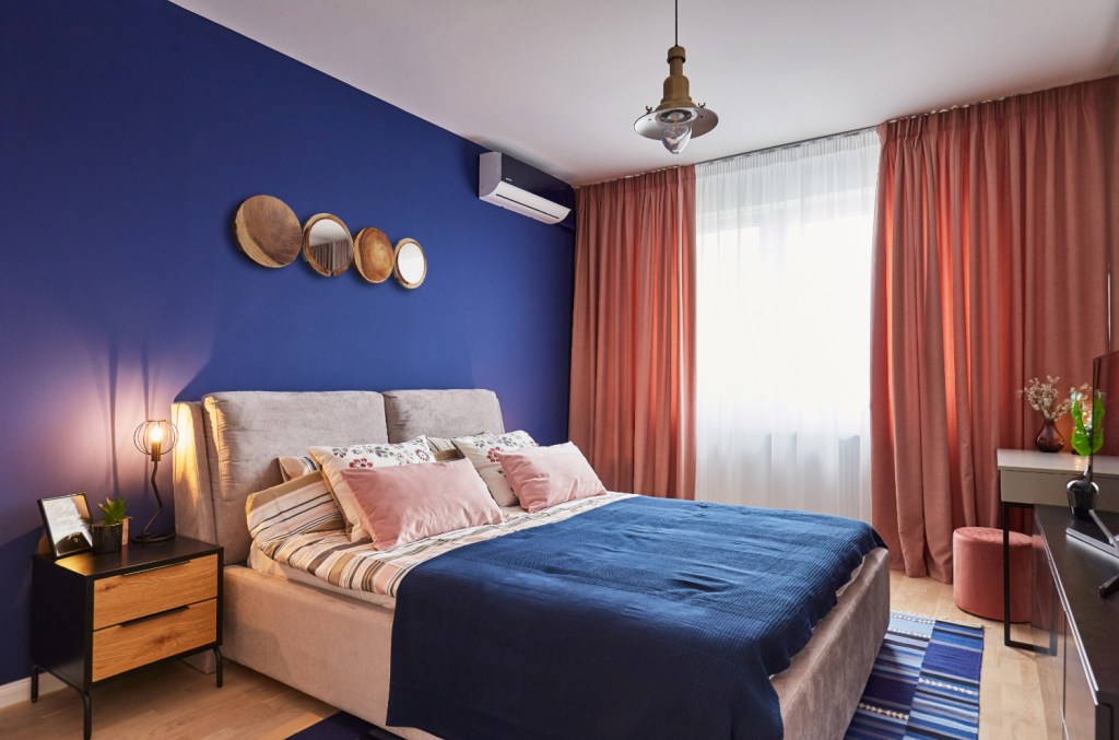 Dormitor vopsit cu albastru clasic, culoarea Pantone a anului 2020 - Classic Blue. Amenajare apartament două camere București, arh. int. Cristina Micu interior (3)