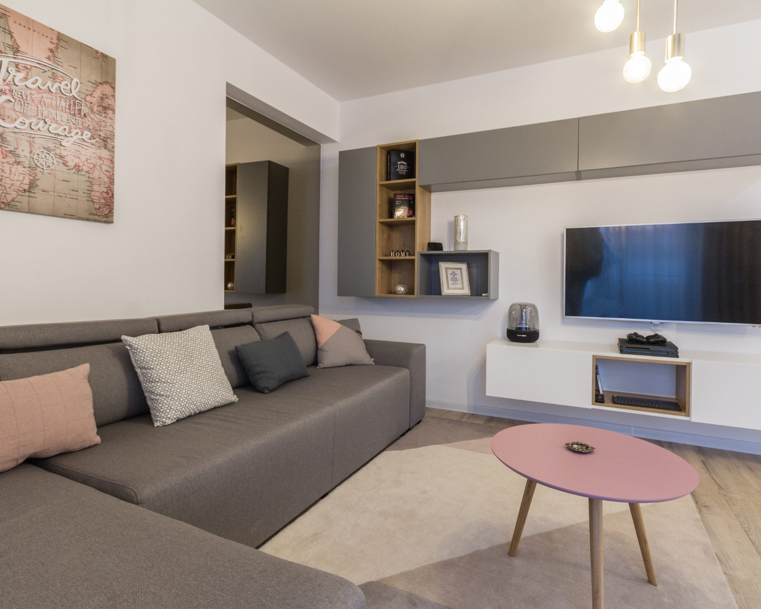 amenajare open space cu bucătărie separată de living prin geam. Zonă de dining. Stil scandinav