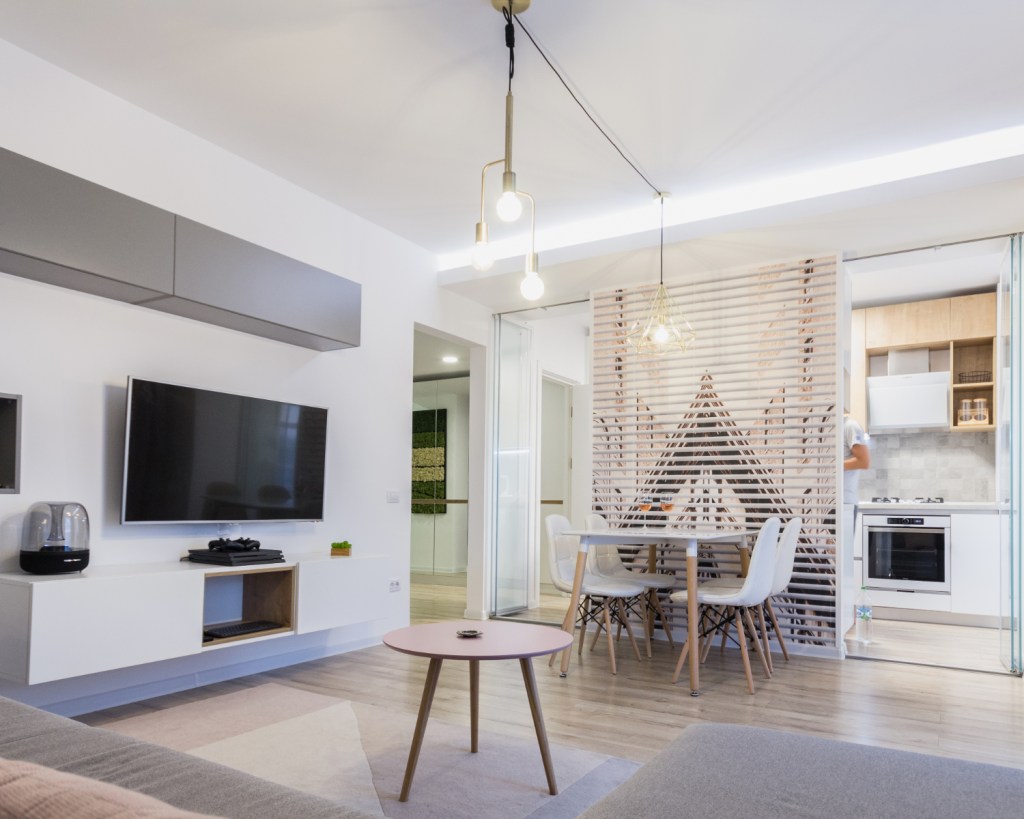 amenajare open space cu bucătărie separată de living prin geam. Zonă de dining. Stil scandinav (6)