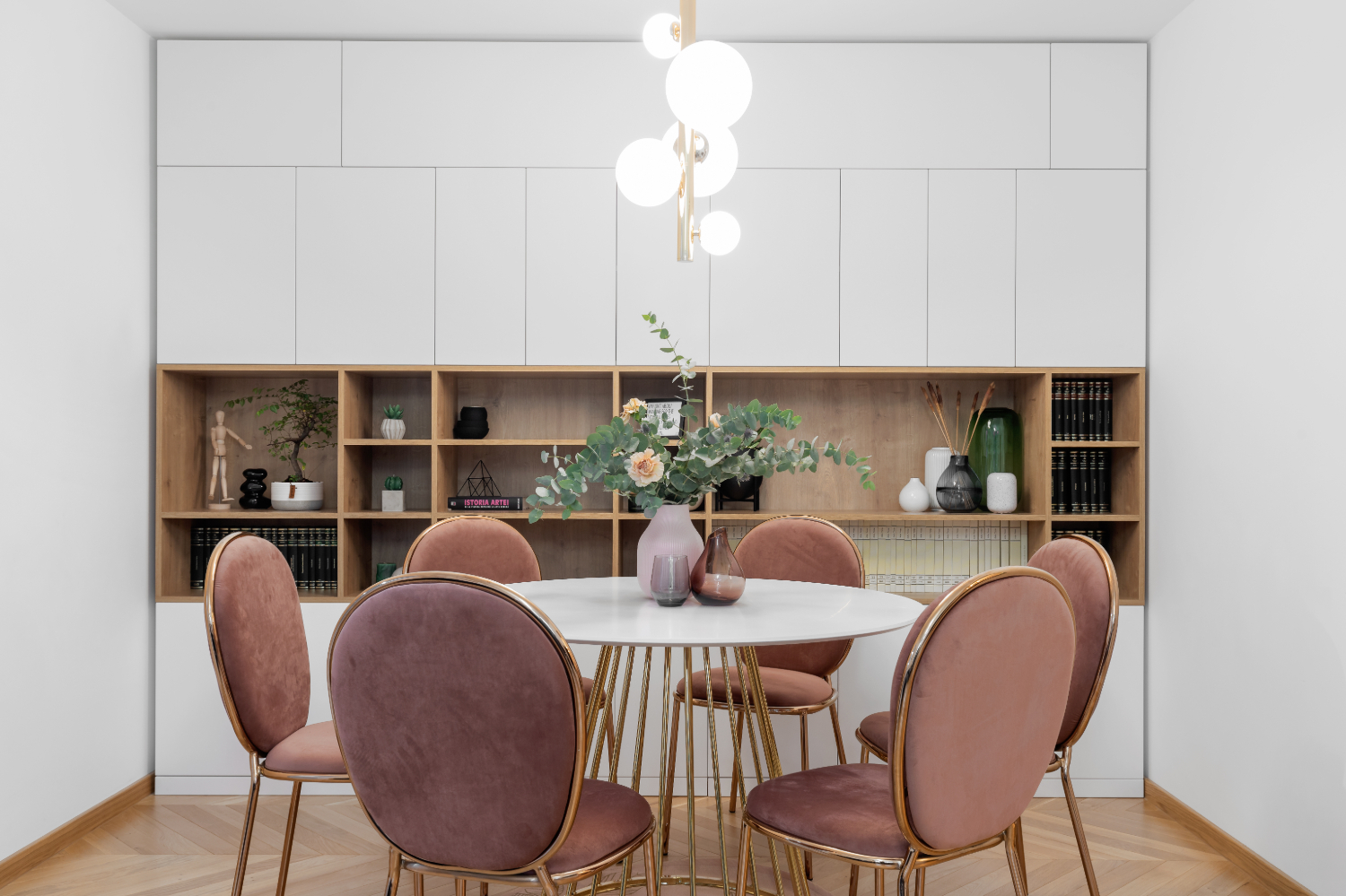 Amenajare dining elegant mobilier alb scaune roz (1)