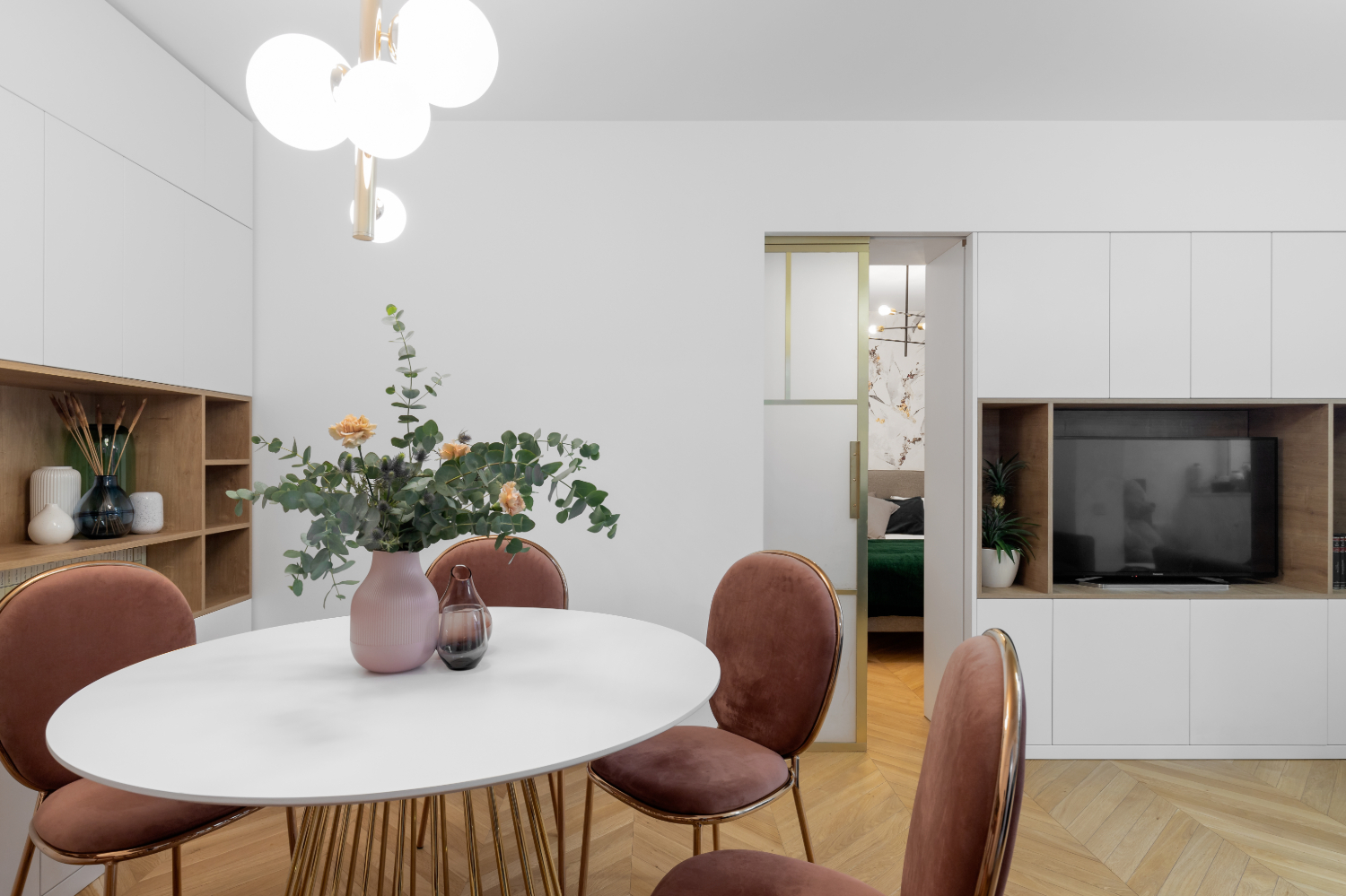 Amenajare dining elegant mobilier alb scaune roz (2)