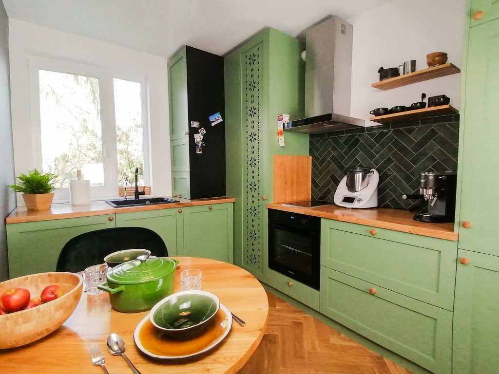 Bucatarie verde cu motive etnice - apartament Cluj-Napoca - Pibo Projects.