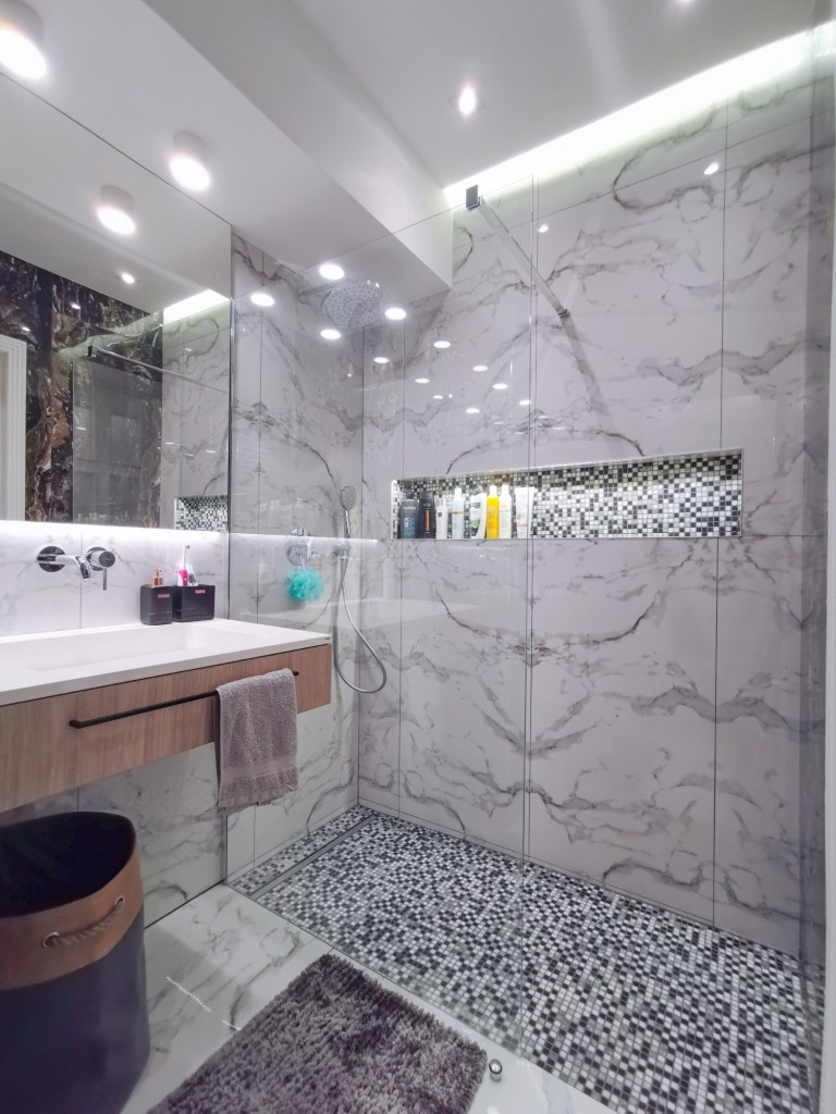 Amenajare baie cu marmură și duș walk-in Iași - PureAmbianceDesign