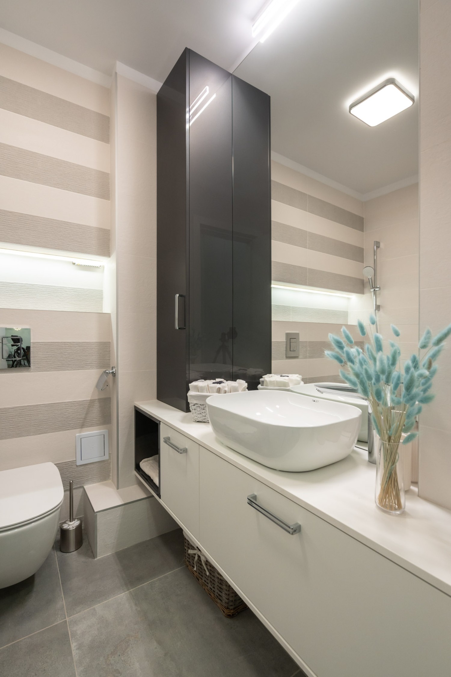 Amenajare baie mică, modernă, stil marin, apartament vechi. Arh. Cristiana Zgripcea