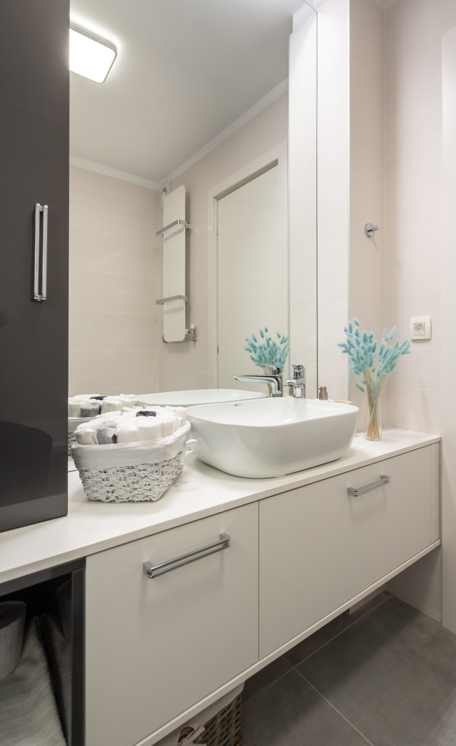 Amenajare baie mică, modernă, stil marin, apartament vechi. Arh. Cristiana Zgripcea