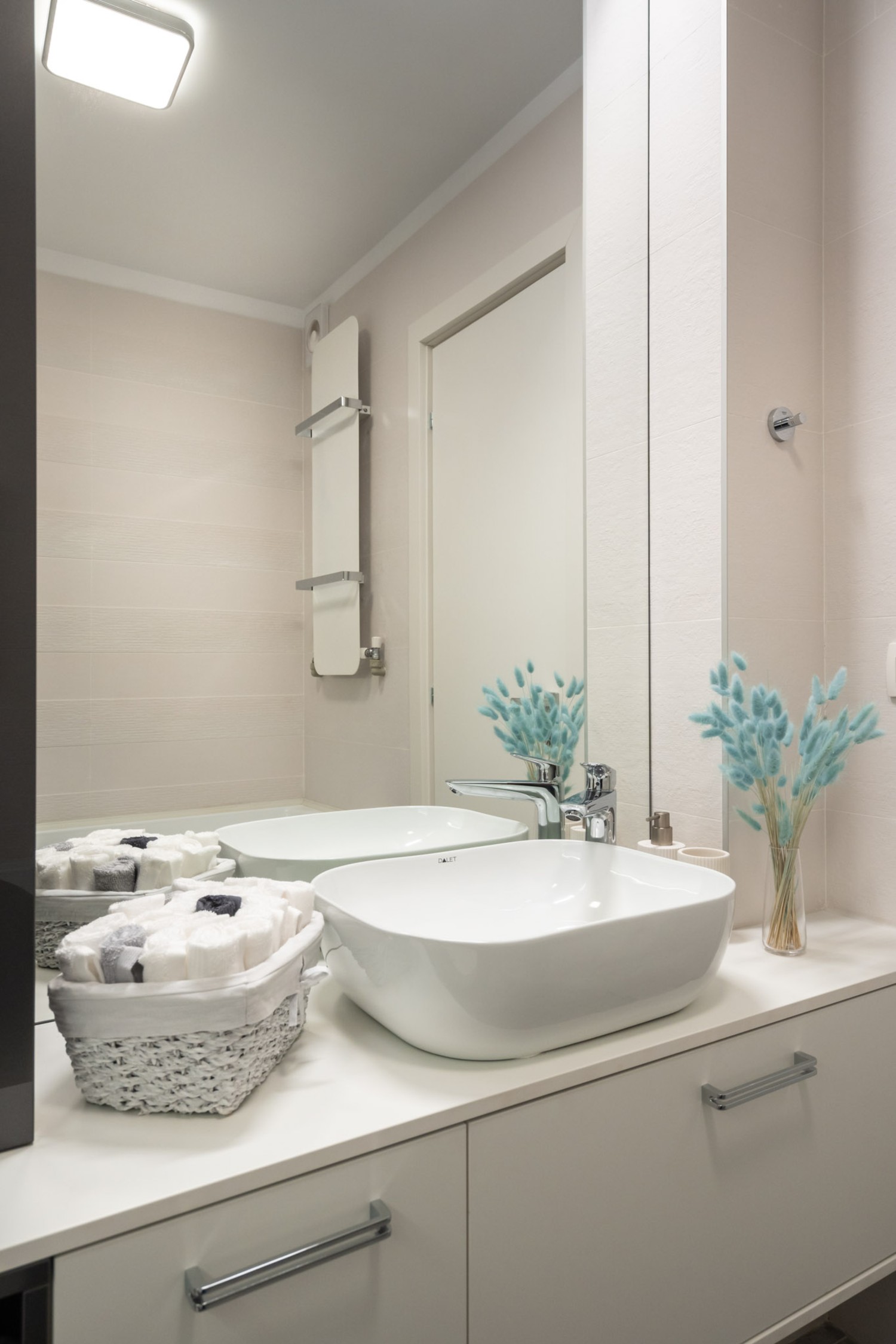 Amenajare baie mică, modernă, stil marin, apartament vechi. Arh. Cristiana Zgripcea
