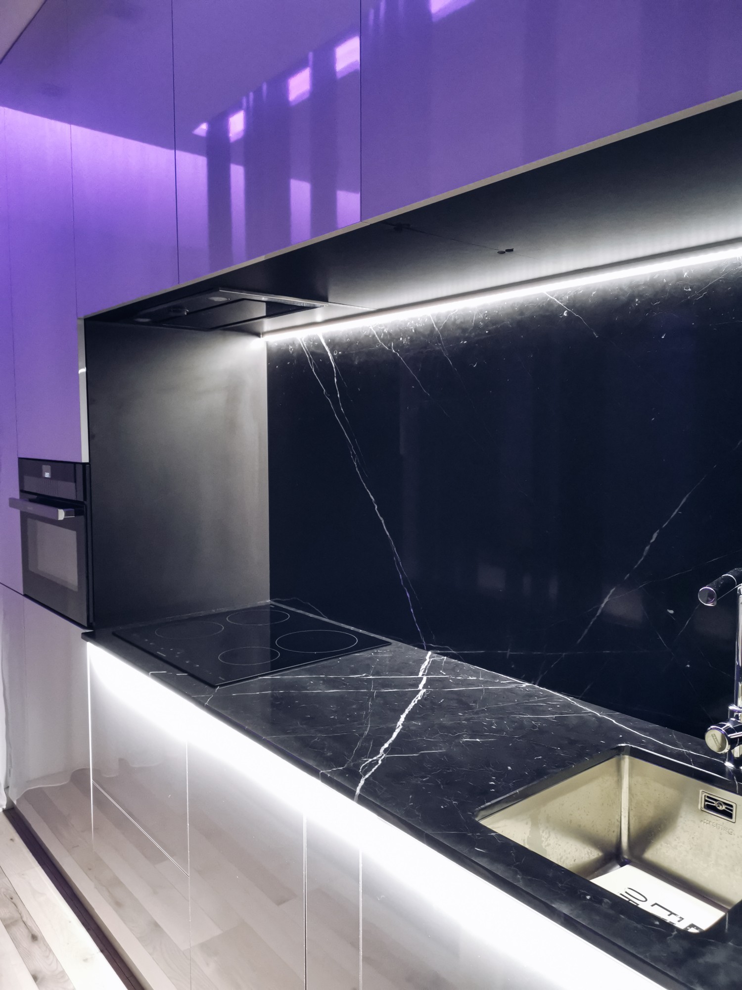 Amenajare bucătărie elegantă cu marmură și LEDuri - apartament Iași - PureAmbianceDesign (1)
