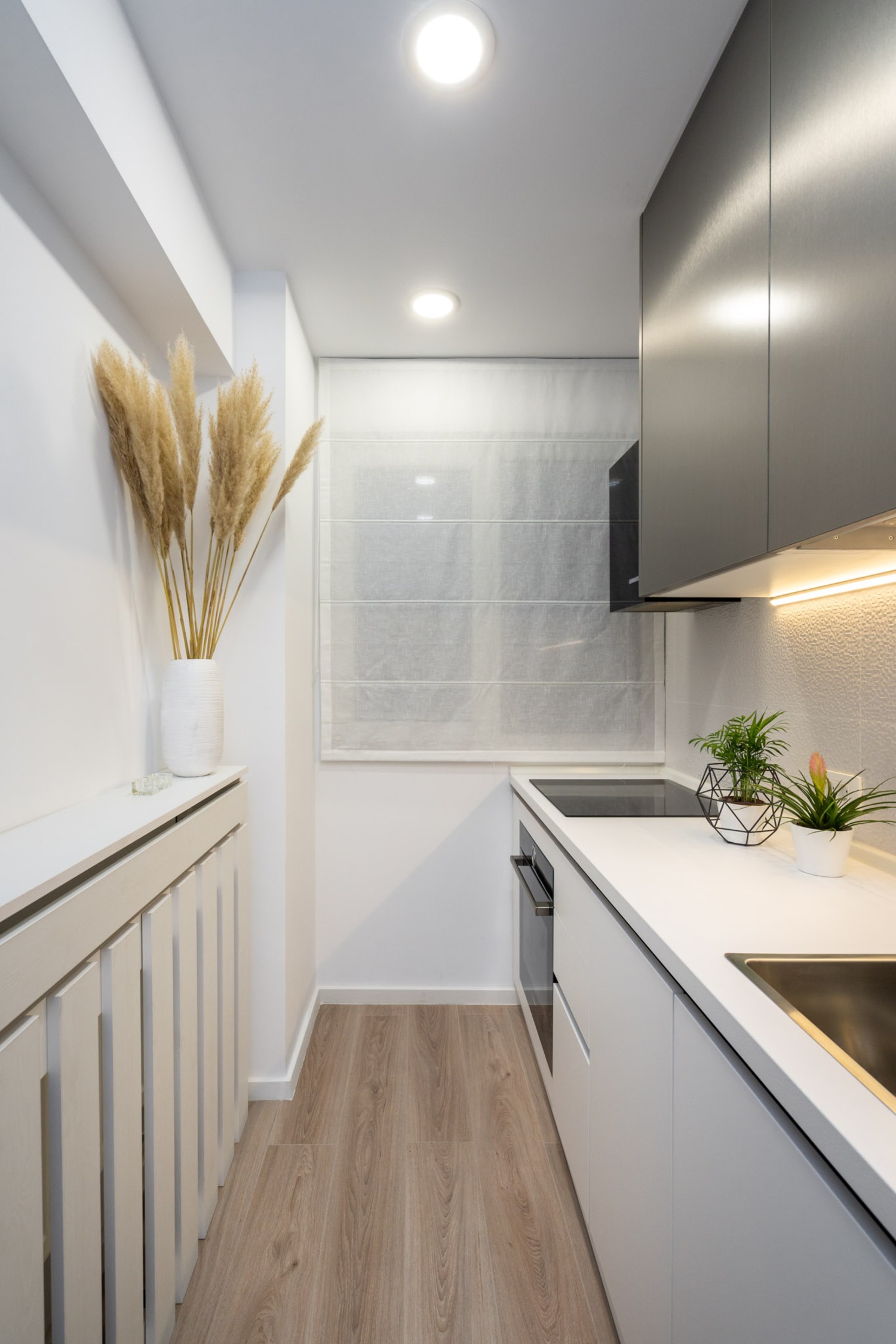 Amenajare bucătărie mică, modernă albă cu gri, apartament vechi. Arh. Cristiana Zgripcea (1)