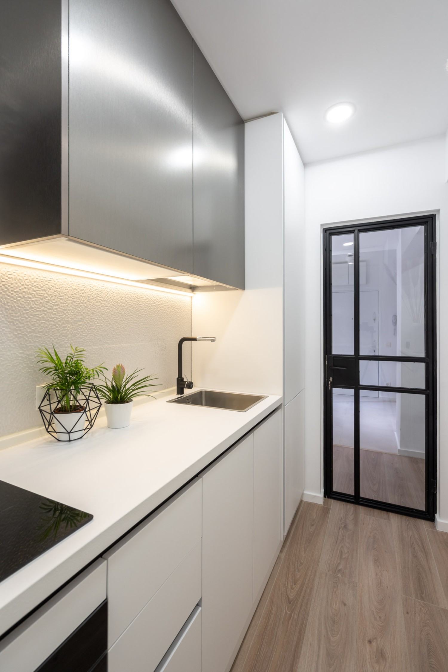 Amenajare bucătărie mică, modernă albă cu gri, apartament vechi. Arh. Cristiana Zgripcea