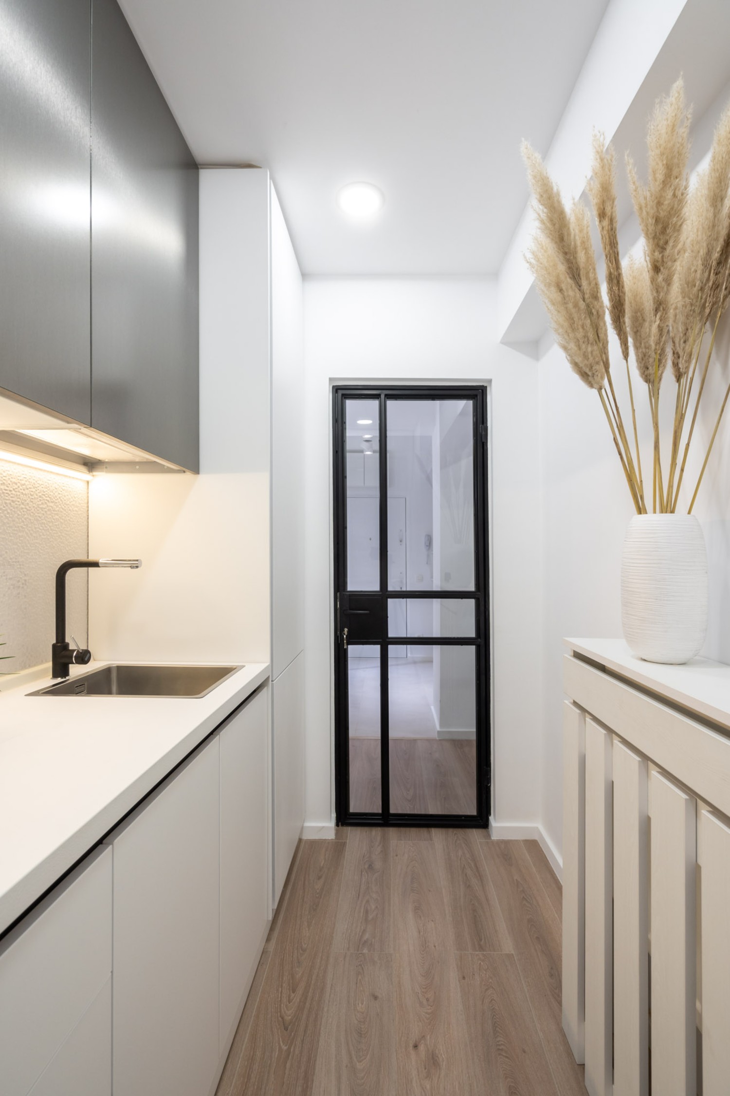 Amenajare bucătărie mică, modernă albă cu gri, apartament vechi. Arh. Cristiana Zgripcea