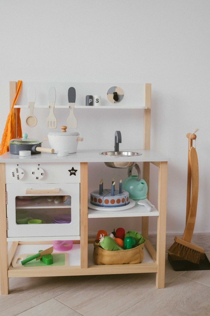 home_tour_ioana_buru_bucătărie_copil_lemn