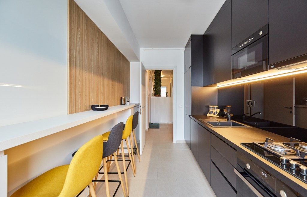 Bucătărie-modernă-alb-și-negru.-Amenajare-apartament-două-camere-București-arh.-int.-Cristina-Micu-1