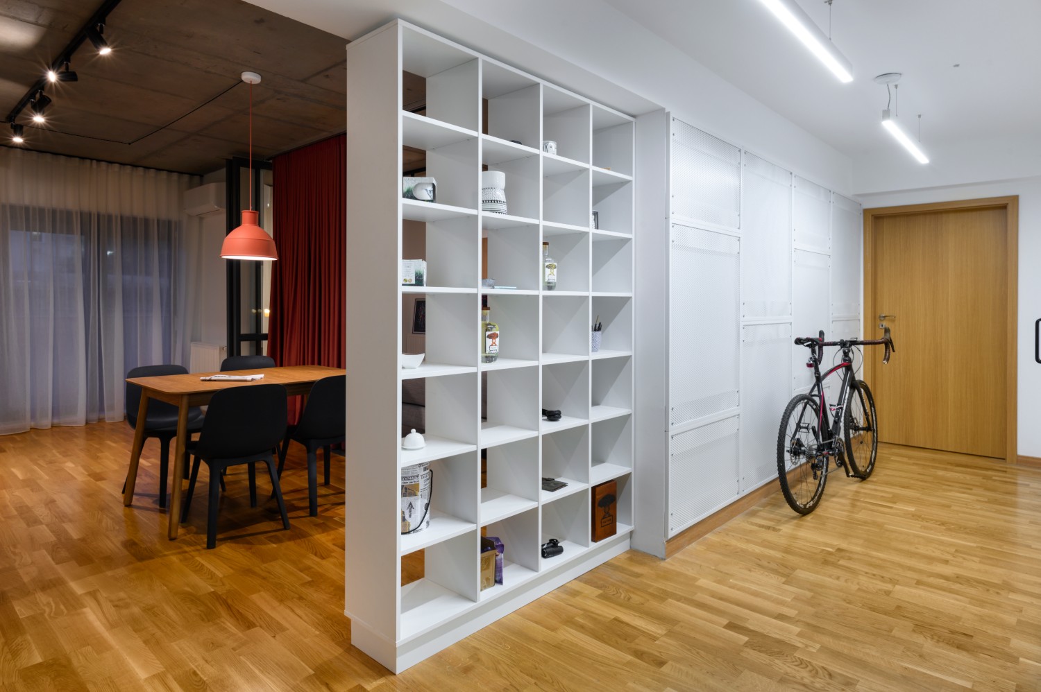 Corp separator cu rafturi intre hol si living - amenajare Diez Office