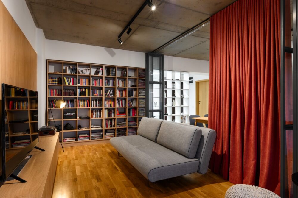 Living open space cu dining si bucatarie, biblioteca, glasswand separator - amenajare Diez Office