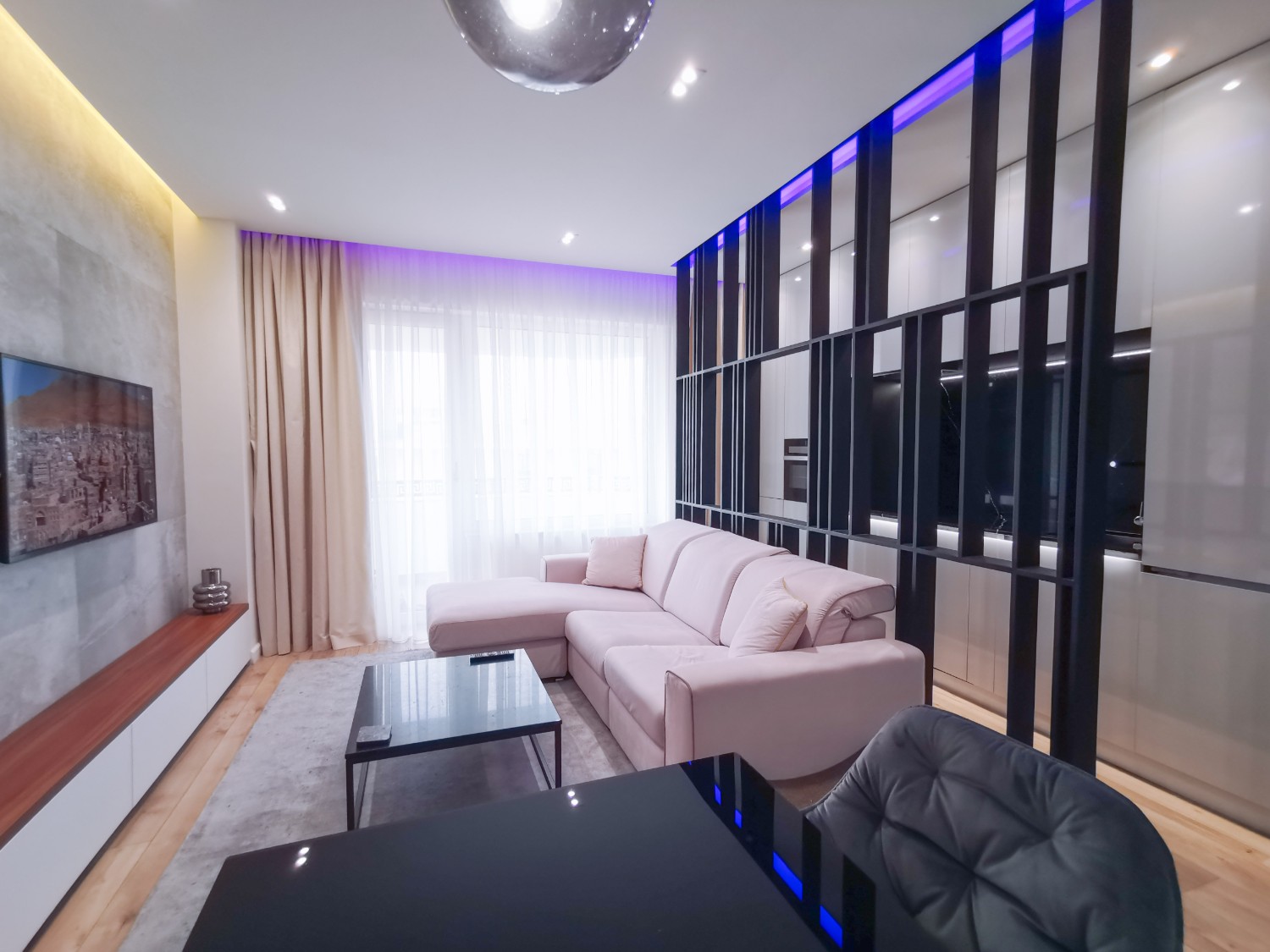 Living separat de bucătărie prin corp metalic - open space Iași - PureAmbianceDesign