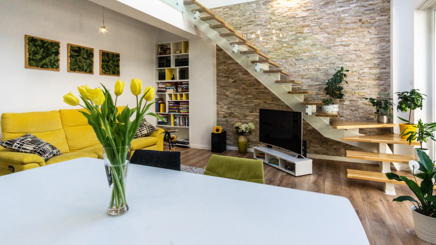 Scara lemn balustrada sticla penthouse
