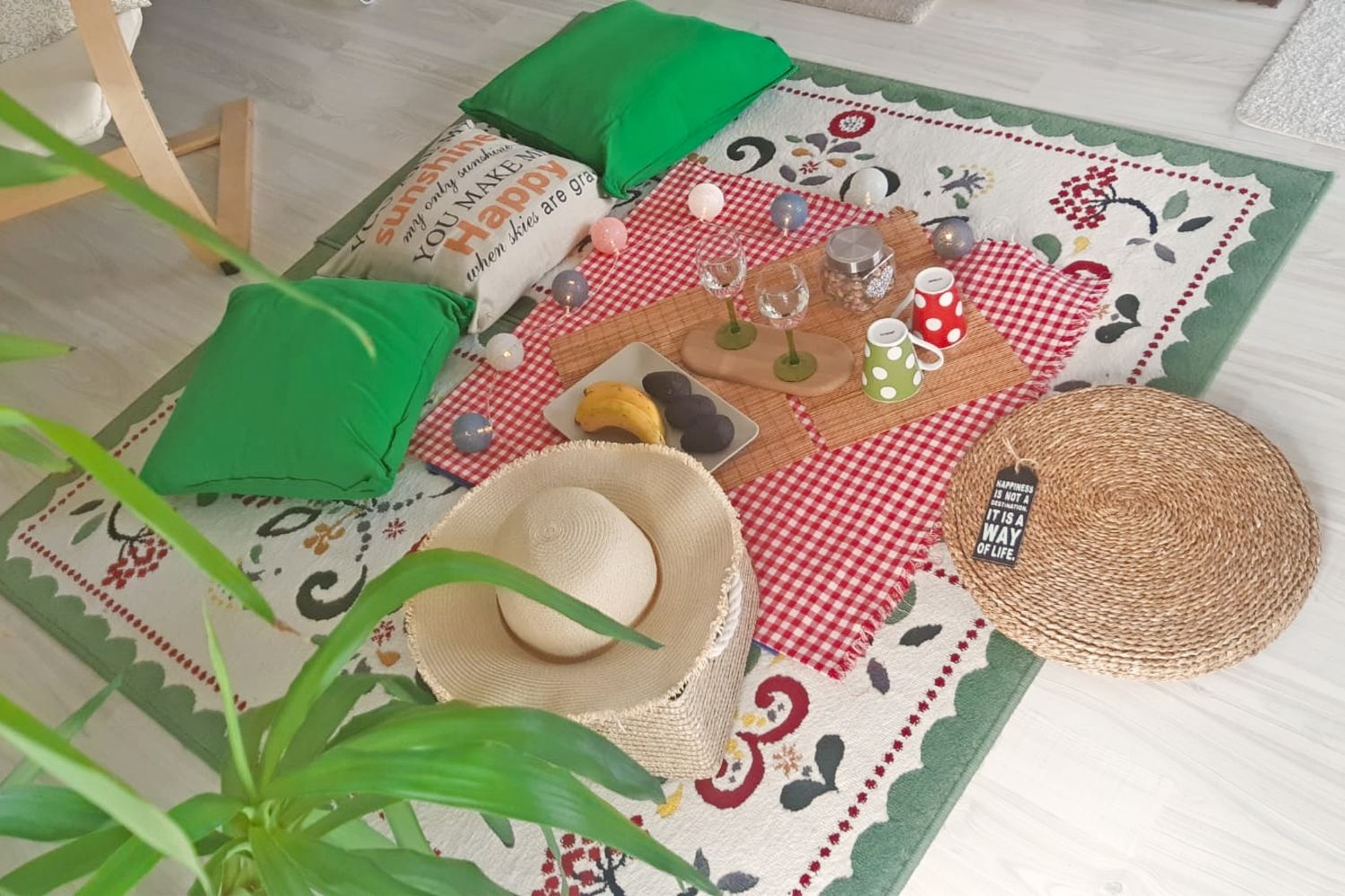Un picnic poate avea farmec chiar și-n sufragerie