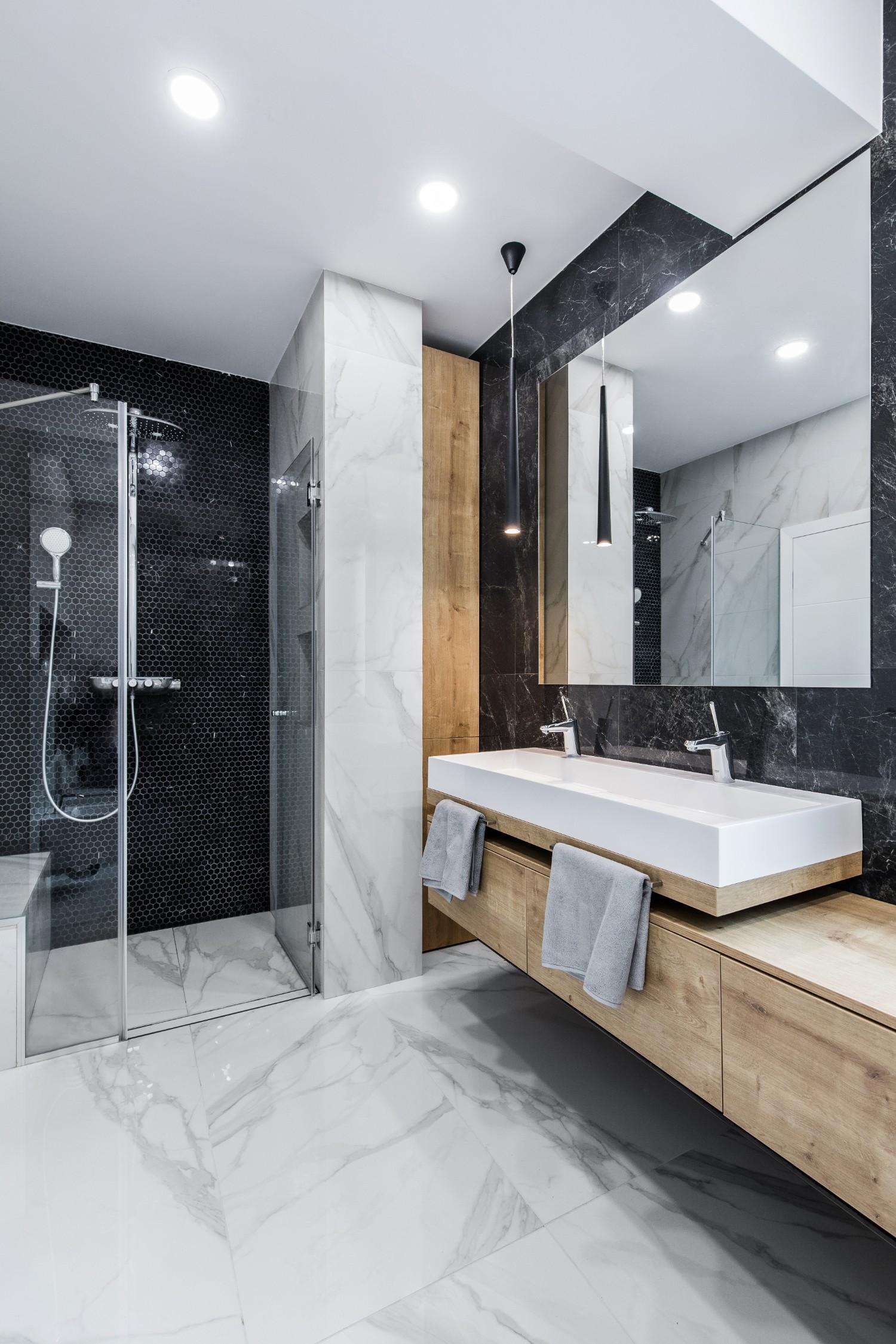 Amenajare baie moderna marmura alba si neagra_Studio 2.1