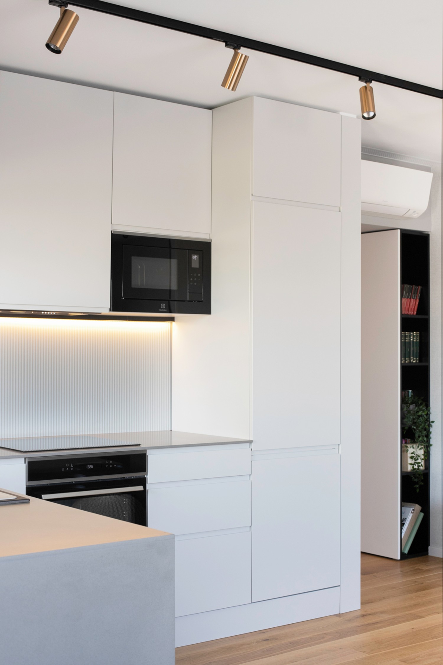 Amenajare bucatarie minimalista alba - Yoka Design - Bucuresti