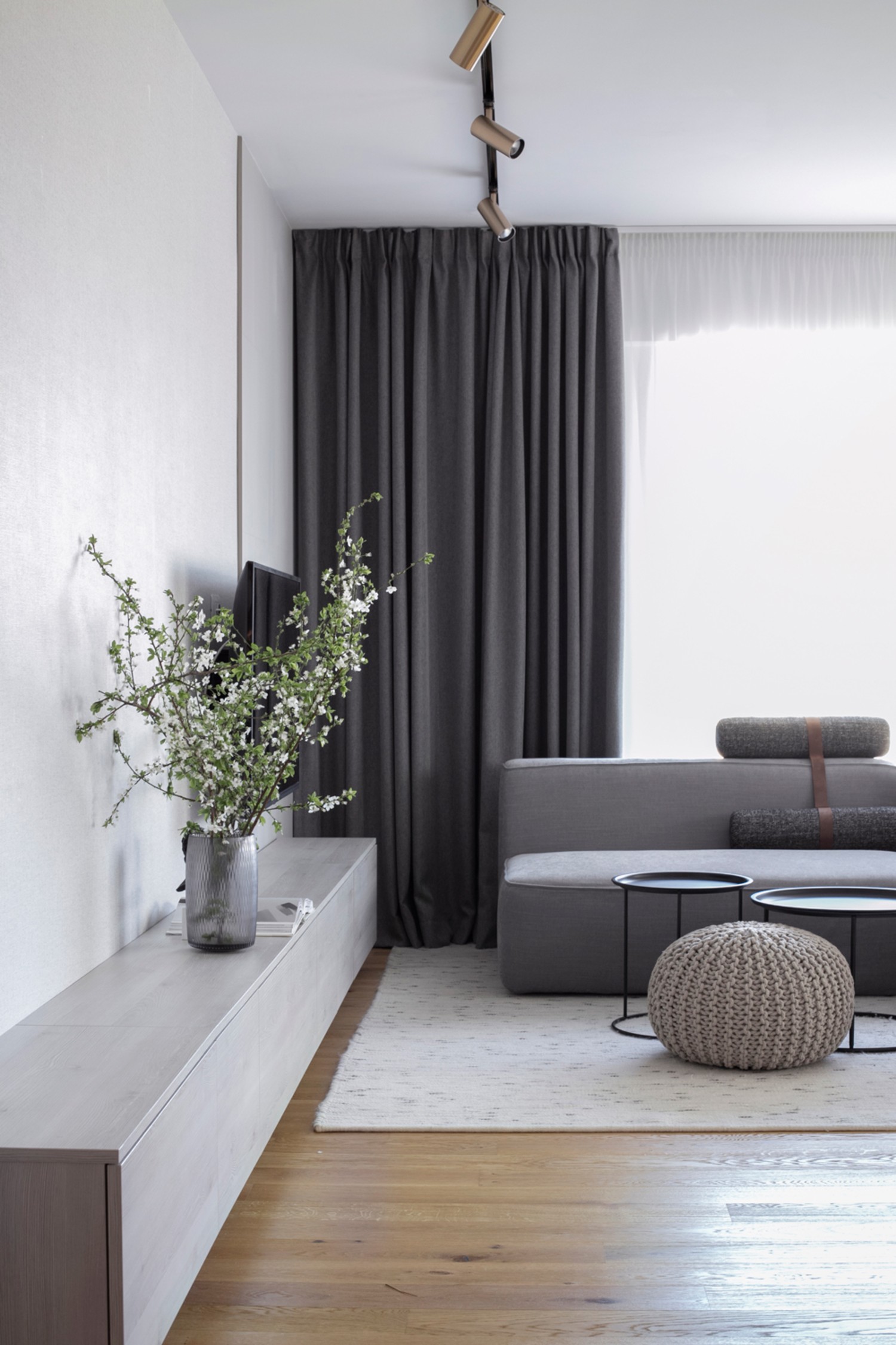Amenajare living cu canapea gri - Yoka Design - Bucuresti