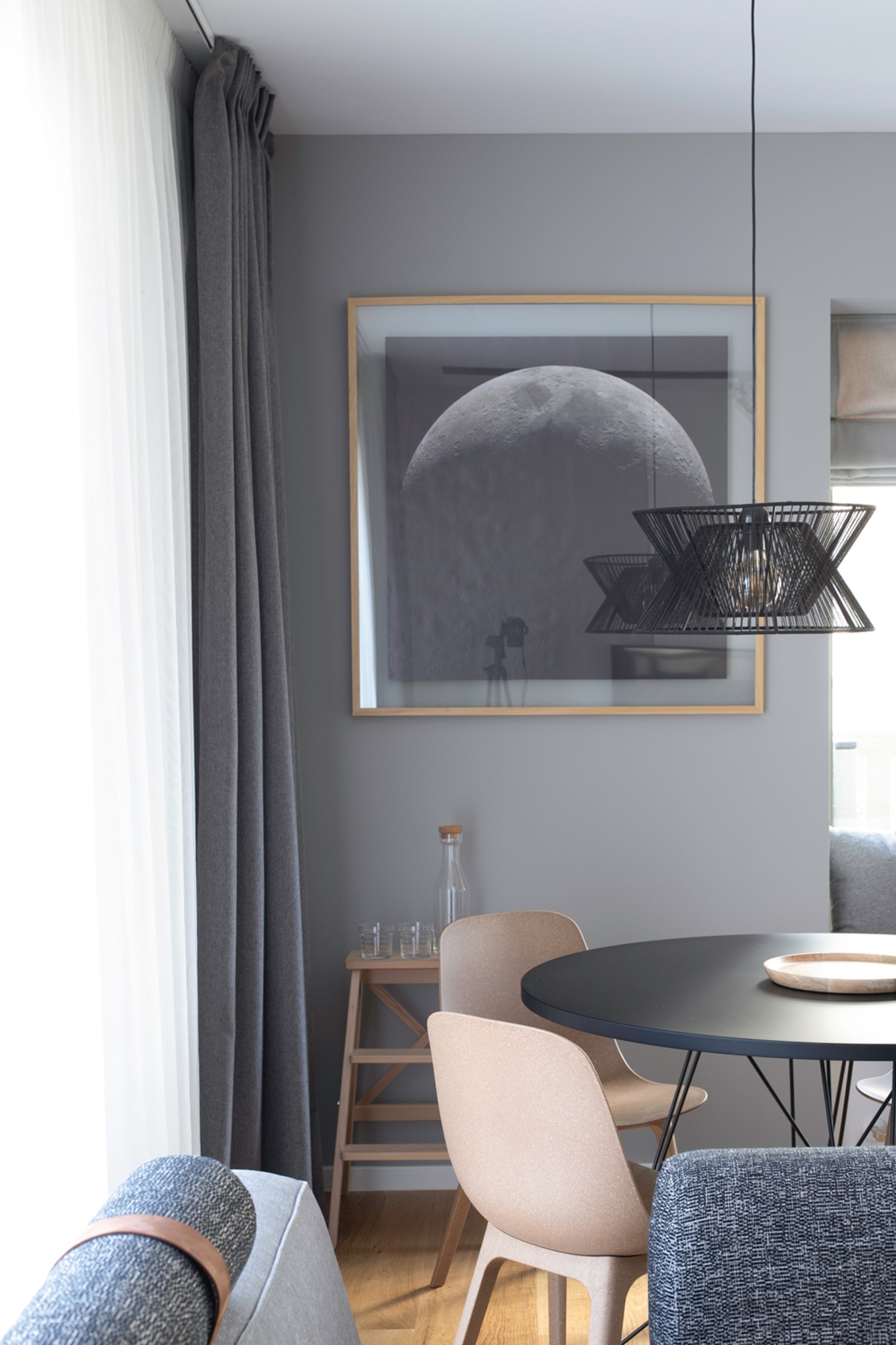 Amenajare loc de luat masa in living gri - Yoka Design - Bucuresti
