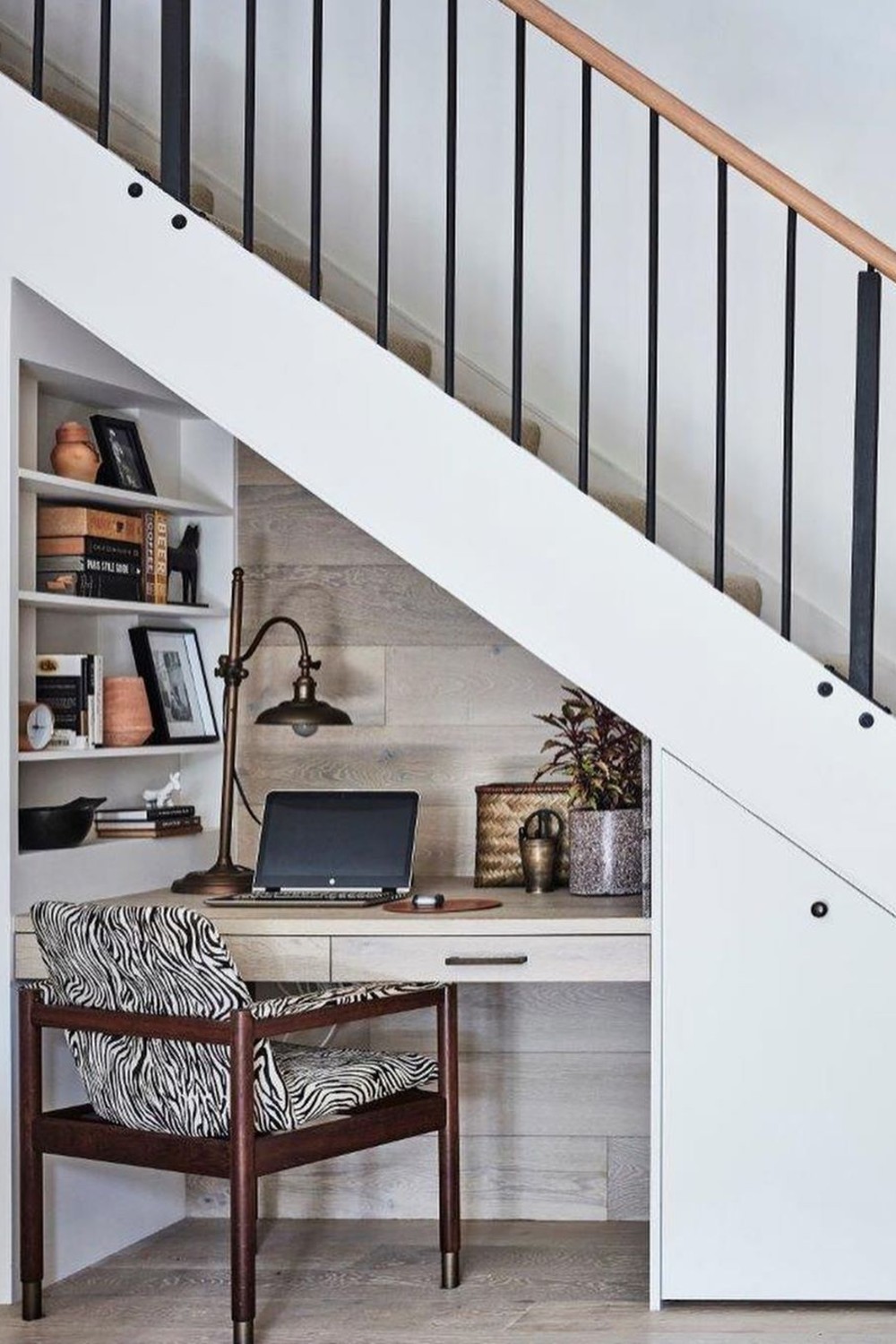 spatiu sub scari - birou 1